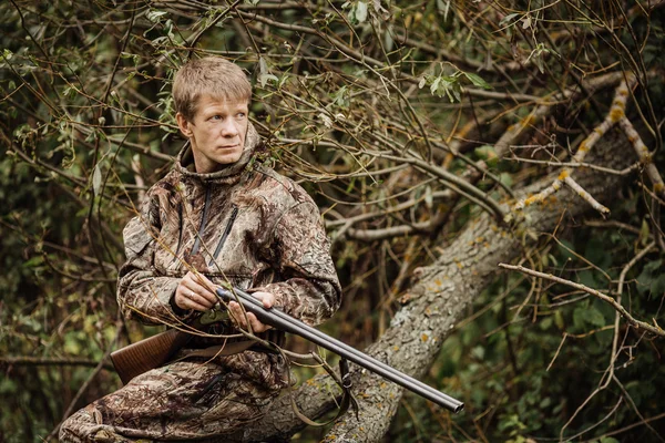 Jager in camouflage kleding klaar om te jagen met jachtgeweer — Stockfoto