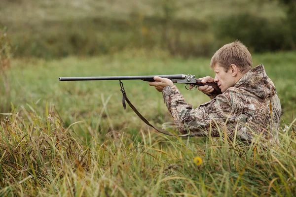 Hunter in camouflage clothes ready to hunt with hunting rifle — Stock Photo, Image