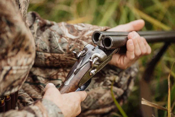 Hunter en ropa de camuflaje listo para cazar con rifle de caza — Foto de Stock