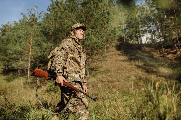 Hunter i kamouflage kläder redo att jaga med jaktgevär — Stockfoto