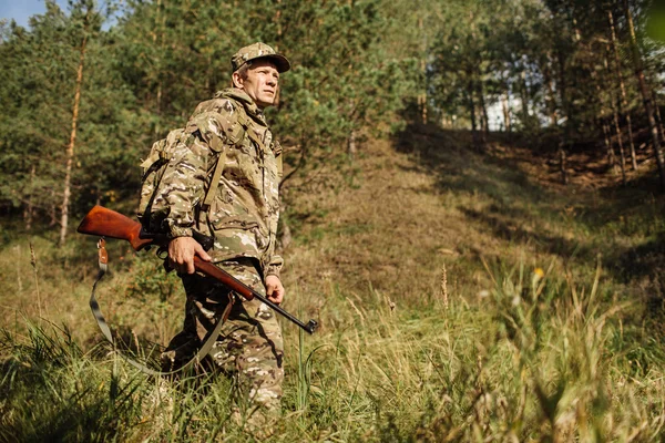 Hunter i kamouflage kläder redo att jaga med jaktgevär — Stockfoto