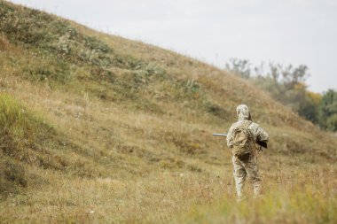 avcı av tüfeği ile avlamak hazır kamuflaj giysili