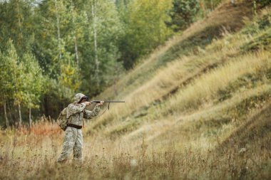 avcı av tüfeği ile avlamak hazır kamuflaj giysili