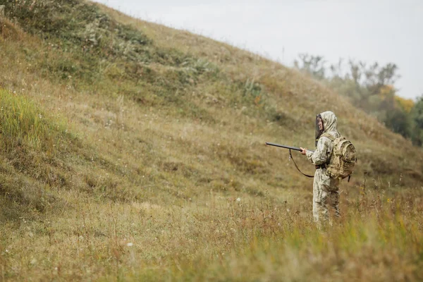 猎人在伪装衣服准备用猎枪狩猎 — 图库照片