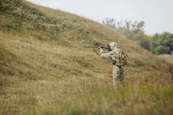 Hunter i kamouflage kläder redo att jaga med jaktgevär — Stockfoto