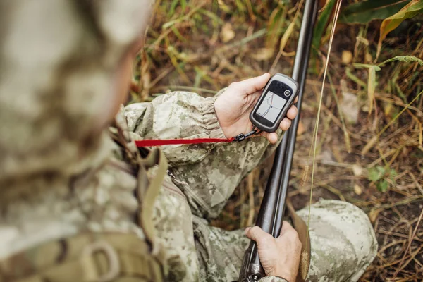 Hunter avgöra rutten på gps navigator — Stockfoto