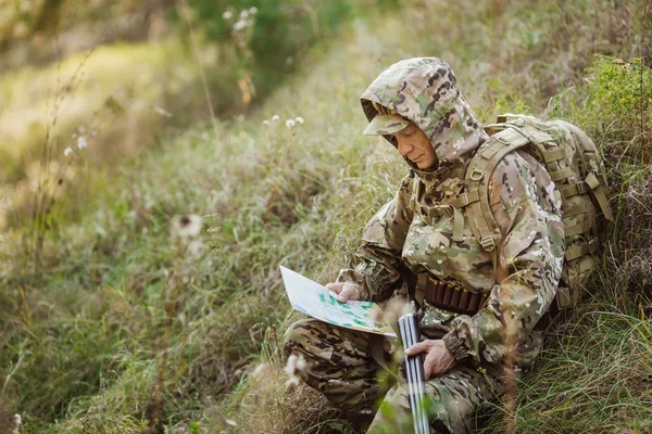 Hunter bepalen de route op de gps navigator — Stockfoto