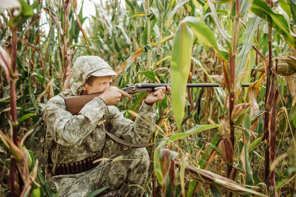 Jäger in Tarnkleidung bereit zur Jagd mit Jagdgewehr — Stockfoto