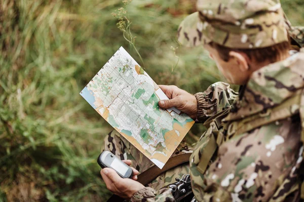 Hunter determine the route on the gps navigator — Stock Photo, Image