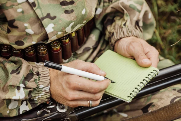 Hunter i kamouflage kläder redo att jaga med jaktgevär — Stockfoto