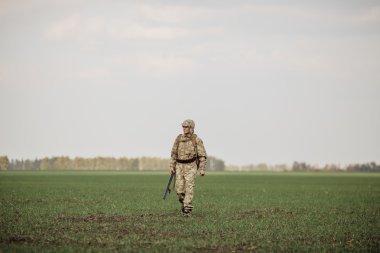 avcı av tüfeği ile avlamak hazır kamuflaj giysili