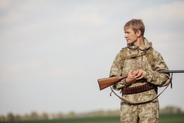 avcı av tüfeği ile avlamak hazır kamuflaj giysili