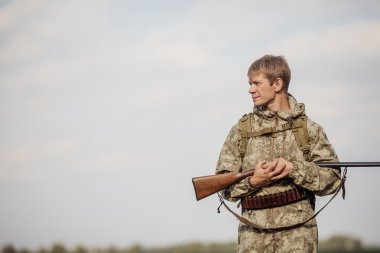 avcı av tüfeği ile avlamak hazır kamuflaj giysili