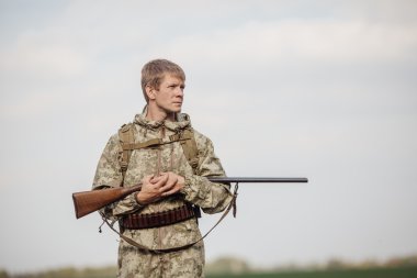 avcı av tüfeği ile avlamak hazır kamuflaj giysili