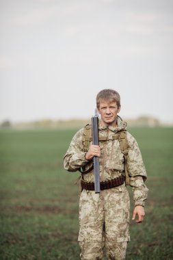 avcı av tüfeği ile avlamak hazır kamuflaj giysili
