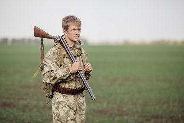 avcı av tüfeği ile avlamak hazır kamuflaj giysili