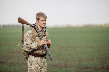 avcı av tüfeği ile avlamak hazır kamuflaj giysili