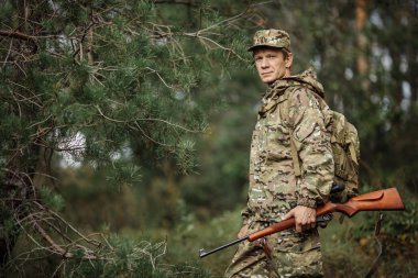 avcı av tüfeği ile avlamak hazır kamuflaj giysili