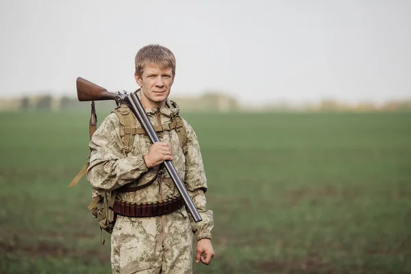 Chasseur en vêtements de camouflage prêt à chasser avec fusil de chasse — Photo