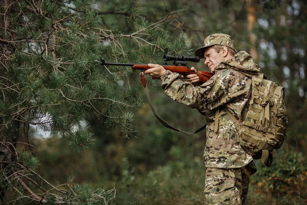 Chasseur en vêtements de camouflage prêt à chasser avec fusil de chasse — Photo