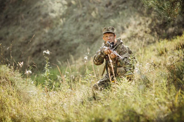 Мисливець в камуфляжному одязі готовий полювати з мисливською гвинтівкою — стокове фото
