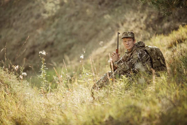 Hunter en ropa de camuflaje listo para cazar con rifle de caza —  Fotos de Stock