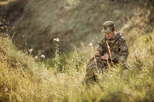 Hunter em roupas de camuflagem pronto para caçar com espingarda de caça — Fotografia de Stock