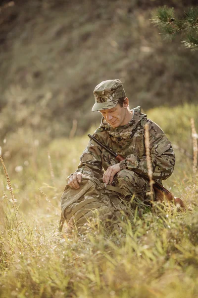 Hunter en ropa de camuflaje listo para cazar con rifle de caza —  Fotos de Stock