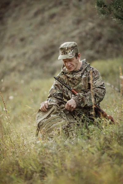 Κυνηγός με καμουφλάζ ρούχα έτοιμα για το κυνήγι με το κυνήγι τουφέκι — Φωτογραφία Αρχείου