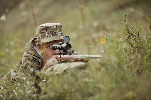 Jager in camouflage kleding klaar om te jagen met jachtgeweer — Stockfoto