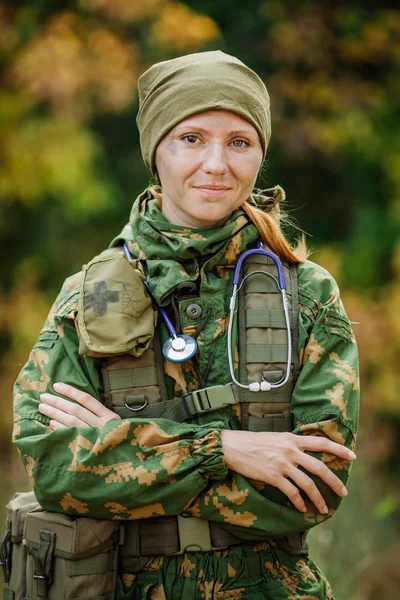 Soldato russo medico in uniforme universale mimetica esercito e s — Foto Stock