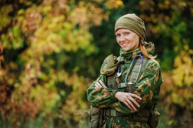 Rus askeri doktor tek tip evrensel kamuflaj ordusunda ve s