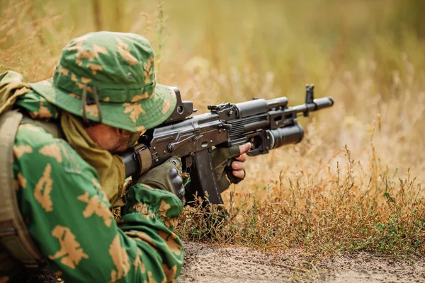 Soldado ruso en el campo de batalla con un rifle — Foto de Stock