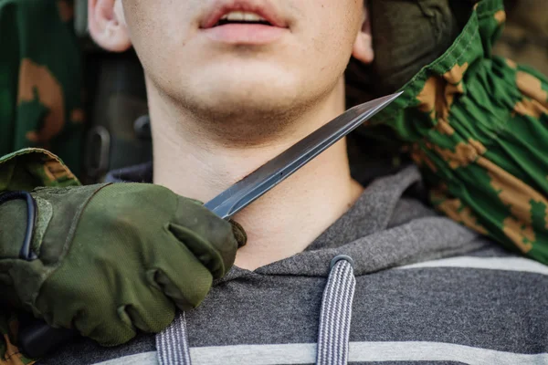 Soldado está pegando um terrorista como refém . — Fotografia de Stock