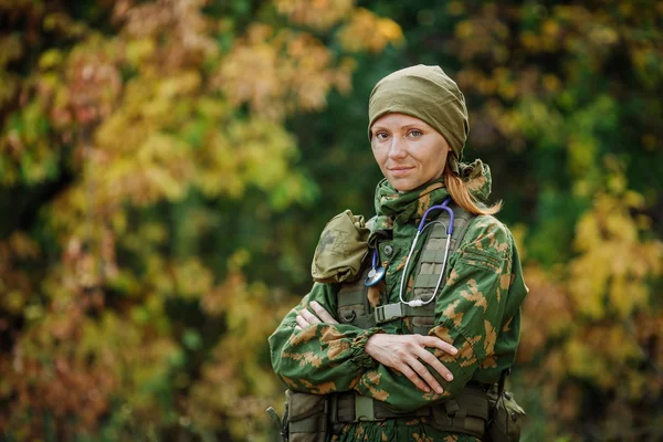 Soldato russo medico in uniforme universale mimetica esercito e s — Foto Stock