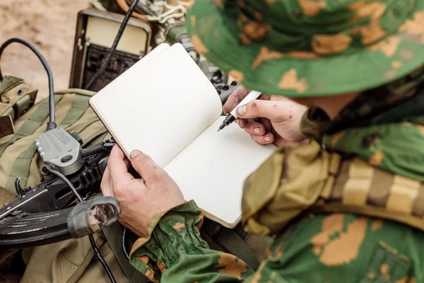 Radio operator taking notes and radio — Stock Photo, Image