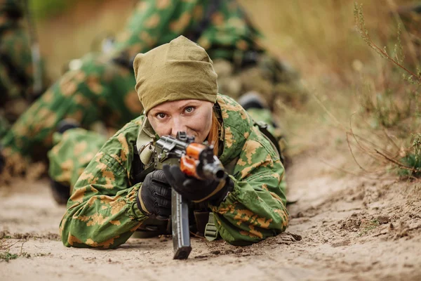 Operatore delle forze speciali russe sul campo di battaglia con un fucile — Foto Stock