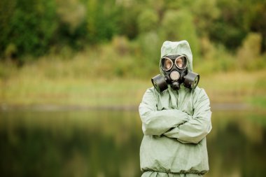 asker koruyucu maske ve koruyucu giysi ile dan araştırıyor