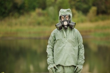 asker koruyucu maske ve koruyucu giysi ile dan araştırıyor