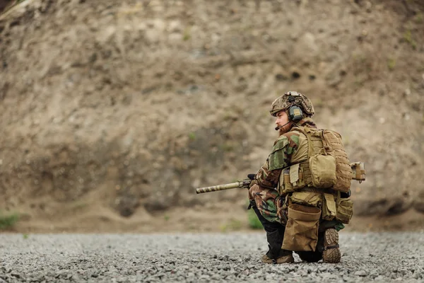 Портрет рейнджера спецназу на полі бою — стокове фото