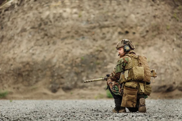 Retrato de la ranger de las fuerzas especiales en el campo de batalla —  Fotos de Stock