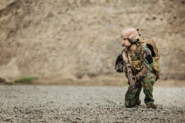 Retrato de la ranger de las fuerzas especiales en el campo de batalla —  Fotos de Stock