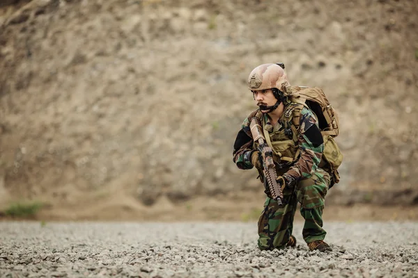 Портрет рейнджера спецназу на полі бою — стокове фото