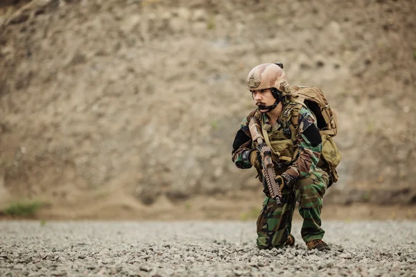 Portrait du garde forestier des forces spéciales sur le champ de bataille — Photo