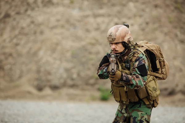 Retrato de la ranger de las fuerzas especiales en el campo de batalla —  Fotos de Stock