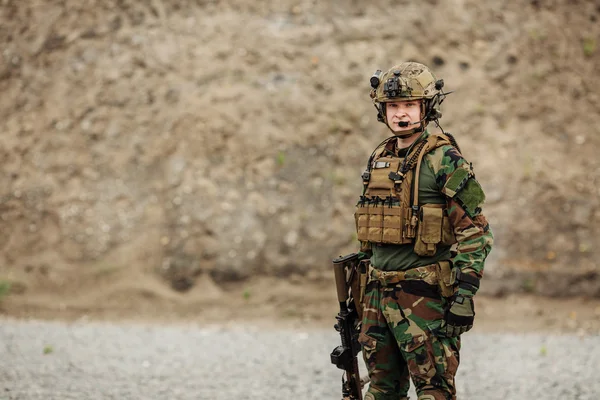 Retrato de la ranger de las fuerzas especiales en el campo de batalla —  Fotos de Stock