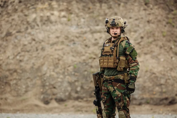 Retrato de la ranger de las fuerzas especiales en el campo de batalla — Foto de Stock