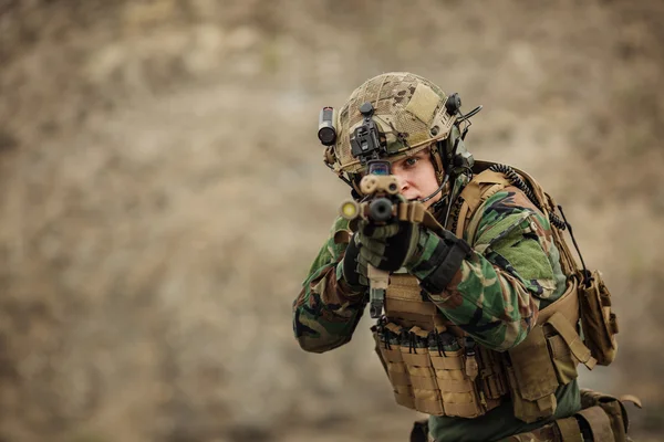 Retrato de la ranger de las fuerzas especiales en el campo de batalla — Foto de Stock