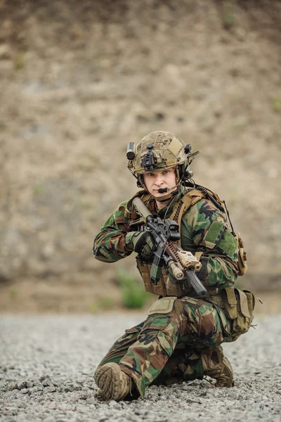 Retrato de la ranger de las fuerzas especiales en el campo de batalla —  Fotos de Stock