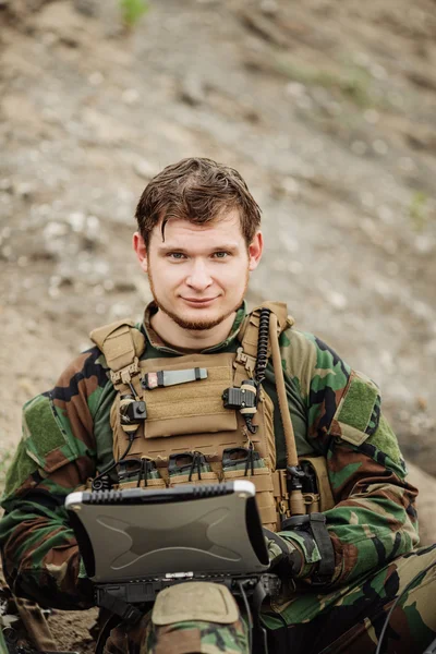 Ranger met laptop buiten — Stockfoto